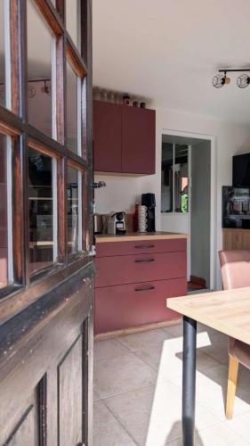 cuisine modernisée terracotta bois optimisation espace roncherolles