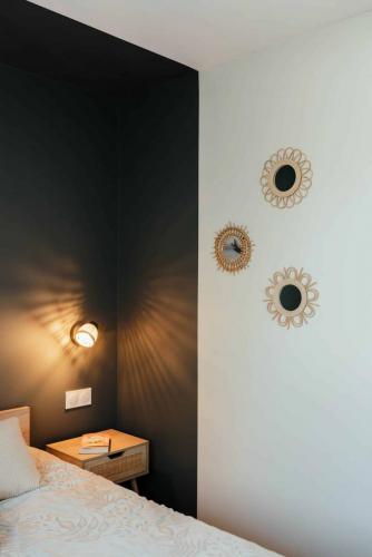 chambre-parentale-alcove-vert-profond-houppeville-deco-miroir