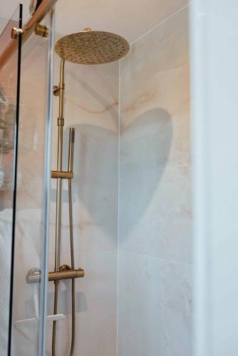 renovation-salle-de-bains-marbre-doree-douche-houppeville