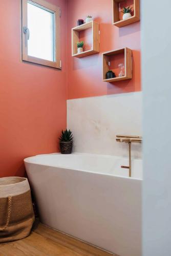 renovation-salle-de-bains-terracotta-baignoire-houppeville