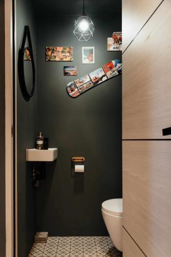 wc-vert-profond-plafond-houppeville-carreaux-ciment